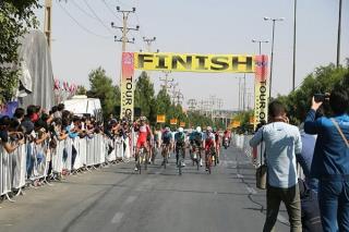 دوچرخه سوار مالزی پیراهن طلایی را بر تن كرد