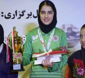 دختر پینگ پنگ بازی كه در پاركینگ تمرین می كند!